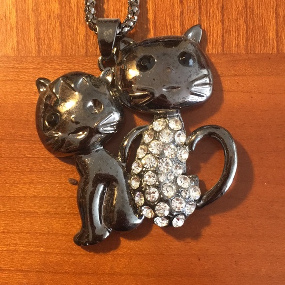 Statement necklace with twin jeweled cats - Picture 2 of 3